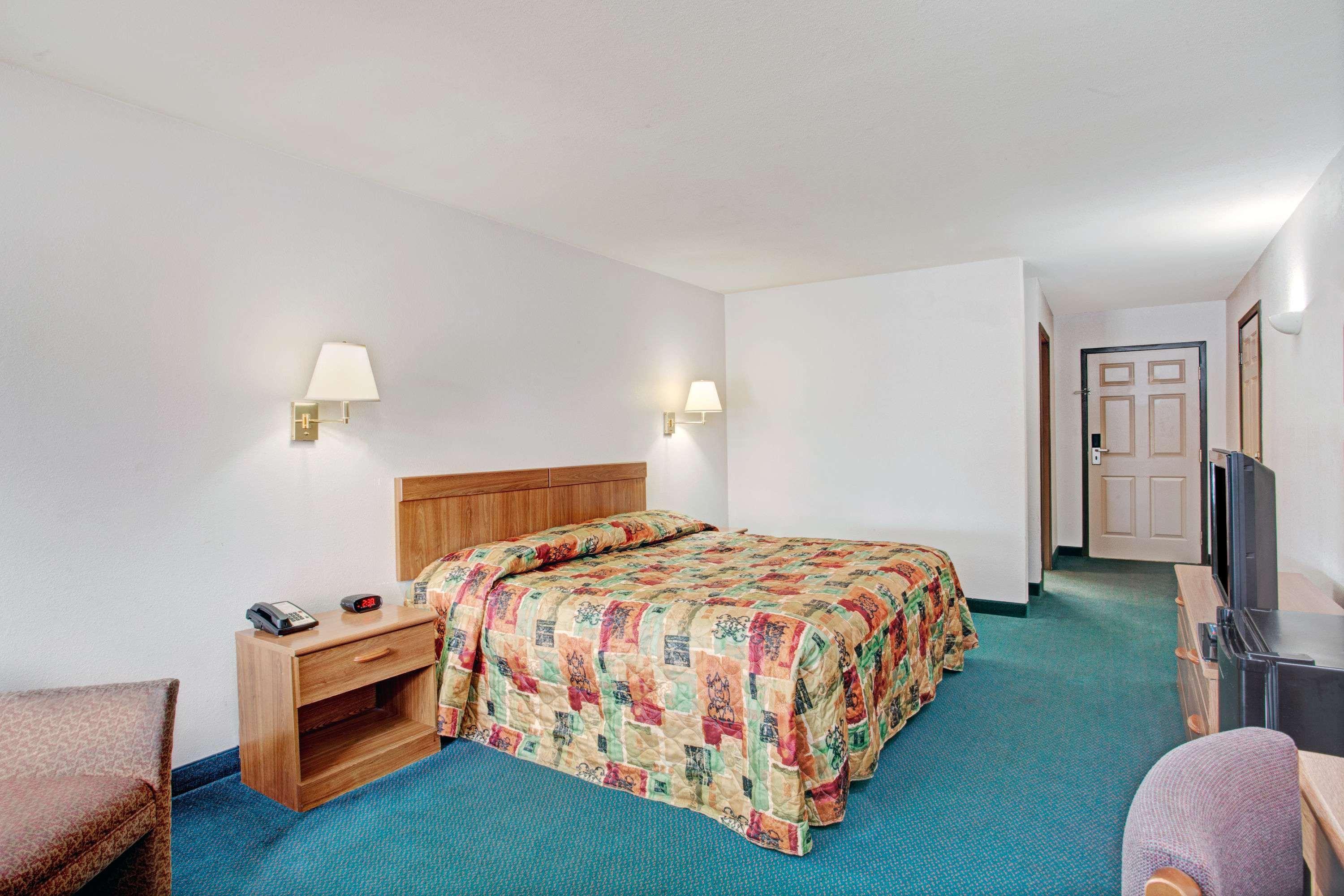 Super 8 By Wyndham Hotel 2*